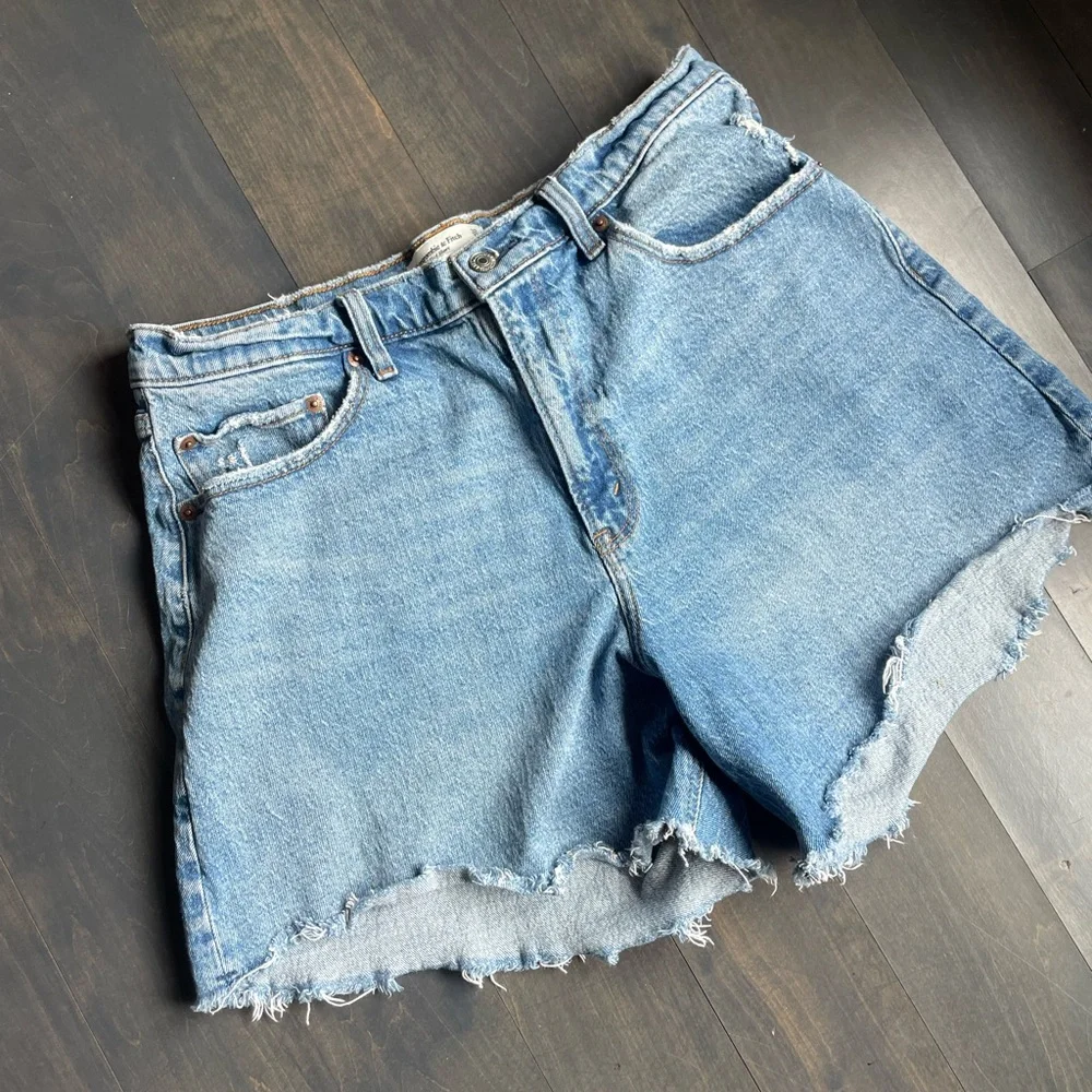 Abercrombie & Fitch The Dad Short High Rise Denim Blue Women's Shorts Size 32 - Picture 2 of 6